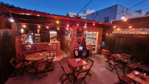 un patio con tavoli e sedie in un ristorante di Jeremias Hostel Bar a Vila Velha