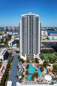 eine Luftansicht auf ein großes Gebäude mit Pool in der Unterkunft Trump International Beach Resort - Sunny Isles Beach in Miami Beach