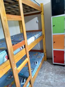 Uma ou mais camas em beliche em um quarto em Jeremias Hostel Bar