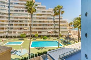 apartament z basenem i dużym budynkiem w obiekcie Apartamentos Hipocampos Unitursa w mieście Calpe