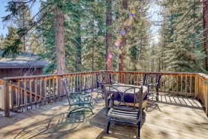 a wooden deck with chairs and a table on it at Lazy Bear Retreat in Mevers