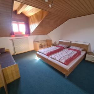 Postel nebo postele na pokoji v ubytování Stoahauerhof