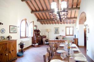 Restaurant o un lloc per menjar a Podere Belvedere - Villa with private swimming-pool