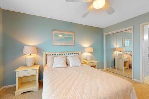 Een bed of bedden in een kamer bij Bethany Bay 2505 Harbor Dr