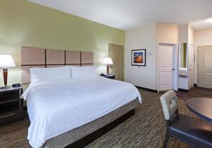 Säng eller sängar i ett rum på Candlewood Suites - Houston - Pasadena, an IHG Hotel