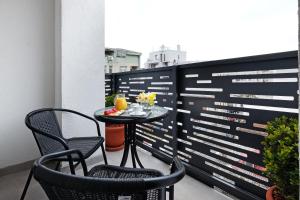 un tavolino su un balcone con 2 sedie di Central SPA Galaxy Apartment a Belgrado