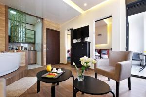 un soggiorno con vasca da bagno e tavolo di Central SPA Galaxy Apartment a Belgrado