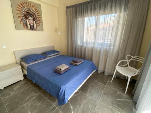 コーラル・ベイにあるLuxury villa Roma near the beachのベッドと椅子と窓のある寝室 +39枚の写真