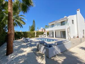 コーラル・ベイにあるLuxury villa Roma near the beachのプールと家のあるヴィラ