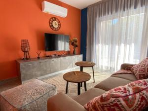 コーラル・ベイにあるLuxury villa Roma near the beachのソファとテレビのあるリビングルーム