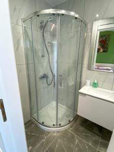 コーラル・ベイにあるLuxury villa Roma near the beachのバスルーム(ガラス張りのシャワー、シンク付)