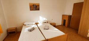 Kleines Zimmer mit einem Bett mit weißer Bettwäsche. in der Unterkunft Gasthaus Astoria in Pfullendorf