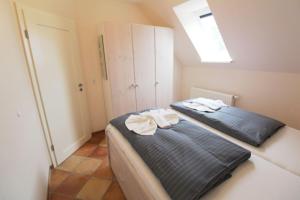 ein Schlafzimmer mit 2 Betten und Handtüchern darauf in der Unterkunft Ferienwohnung Flocke in Sankt Peter-Ording
