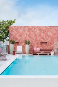 a room with a pool, a chair, and a table at Novotel Miami Brickell in Miami