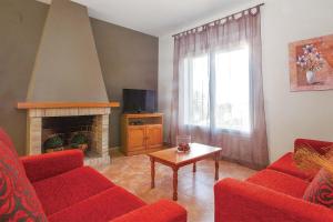 sala de estar con 2 sofás rojos y chimenea en 0340 Nogal, en Jávea