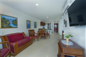 sala de estar con sofá y mesa en Horizon Apartment, en Cartagena de Indias