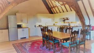 uma cozinha e sala de jantar com mesa e cadeiras em Old School House em Bury Saint Edmunds