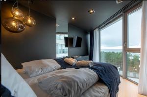 ein Schlafzimmer mit zwei Betten und einem großen Fenster in der Unterkunft Dune Beach Luxury Suites in Mielno + 65 Fotos