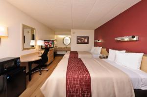 Habitación de hotel con 2 camas y escritorio en Red Roof Inn Lexington South en Lexington