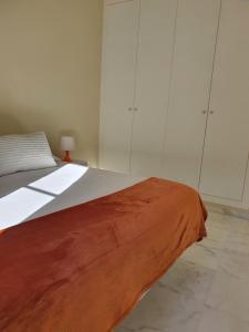 Łóżko lub łóżka w pokoju w obiekcie Habitaciones Casa Sevillana Centro
