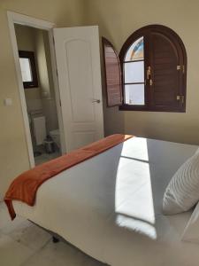 Łóżko lub łóżka w pokoju w obiekcie Habitaciones Casa Sevillana Centro