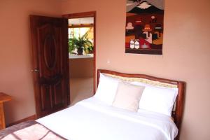 A bed or beds in a room at Bellavista Casa de Huéspedes