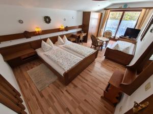 an overhead view of a bedroom with a bed and a living room at Alpenpension Bergidyll in Schönau am Königssee