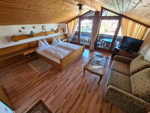 an overhead view of a living room with a bed and a couch at Alpenpension Bergidyll in Schönau am Königssee in Schönau am Königssee