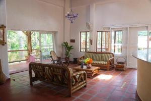a living room with couches and a table at Ikara Hotel Campestre Villeta in Villeta
