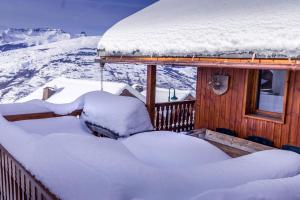 uma pilha de neve no lado de uma cabana em Chateau Doggestein em Peisey-Nancroix