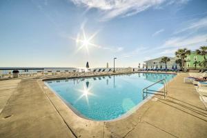 una gran piscina junto a una playa en Beachfront PCB Escape with Free Beach Chair Services, en Panama City Beach