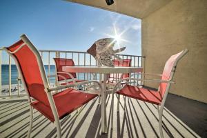 巴拿马城海滩Beachfront PCB Escape with Free Beach Chair Services的阳台上的桌子和椅子，可欣赏大海