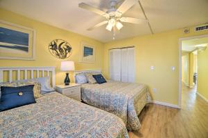 1 dormitorio con 2 camas y ventilador de techo en Beachfront PCB Escape with Free Beach Chair Services, en Panama City Beach 23 fotos más