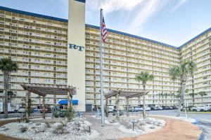 una vista exterior del hotel Ritz Carlton Naples en Beachfront PCB Escape with Free Beach Chair Services, en Panama City Beach