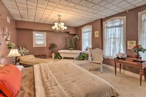 YanktonPet-Friendly Apt 2 Blocks to Riverside Park!的卧室配有1张床、浴缸和水槽。