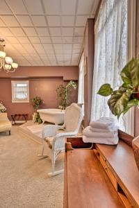 Pet-Friendly Apt 2 Blocks to Riverside Park!的休息区