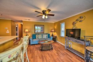 uma sala de estar com um sofá azul e uma televisão em Gulfview Lido Key Gem - Walk to Beach and Shops em Sarasota