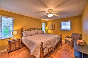 1 dormitorio con 1 cama y ventilador de techo en Gulfview Lido Key Gem - Walk to Beach and Shops en Sarasota