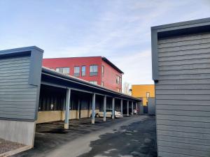 une rangée de bâtiments dans un parking dans l'établissement Apartment near the Harbour, à Turku