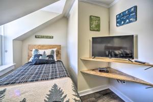 Postel nebo postele na pokoji v ubytování 1 Block to Downtown Cozy Condo by Mirror Lake + 16 fotografií