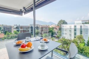 einen Tisch mit zwei Obstteller darauf in der Unterkunft Sasso Boretto, Luxury Holiday Apartments in Ascona