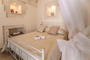 - une chambre avec un lit et une cheminée dans l'établissement Domus Petra 104, à Ceglie Messapica