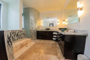 Gallery image of Diamante Beachfront Suites in San Pedro