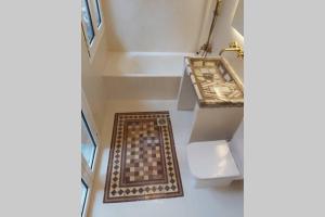 A bathroom at Mid century character house in Argostoli