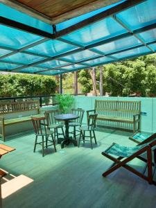 un patio con mesa y sillas en una terraza en Hotel Gogó da Ema, en Maceió