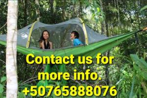 un garçon et une fille dans une tente dans l'établissement Jungle Eco Reserve, à Colón