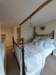 Кровать или кровати в номере St Etheldreda's Cottage, Wells, Somerset
