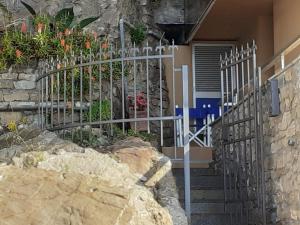 un portail devant une maison avec des fleurs dans l'établissement Cadorna Fronte Mare, à Alassio