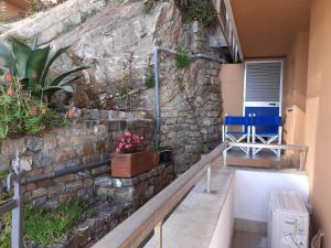 un mur en pierre avec des plantes à côté d'un bâtiment dans l'établissement Cadorna Fronte Mare, à Alassio 37 autres photos