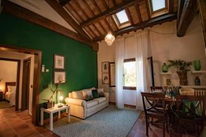 una sala de estar con un sofá y una mesa en Villa Solatia, en Caldogno